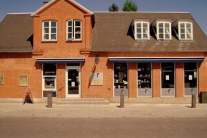 Form & Fris&oslash;r/ Jeanett Jensen