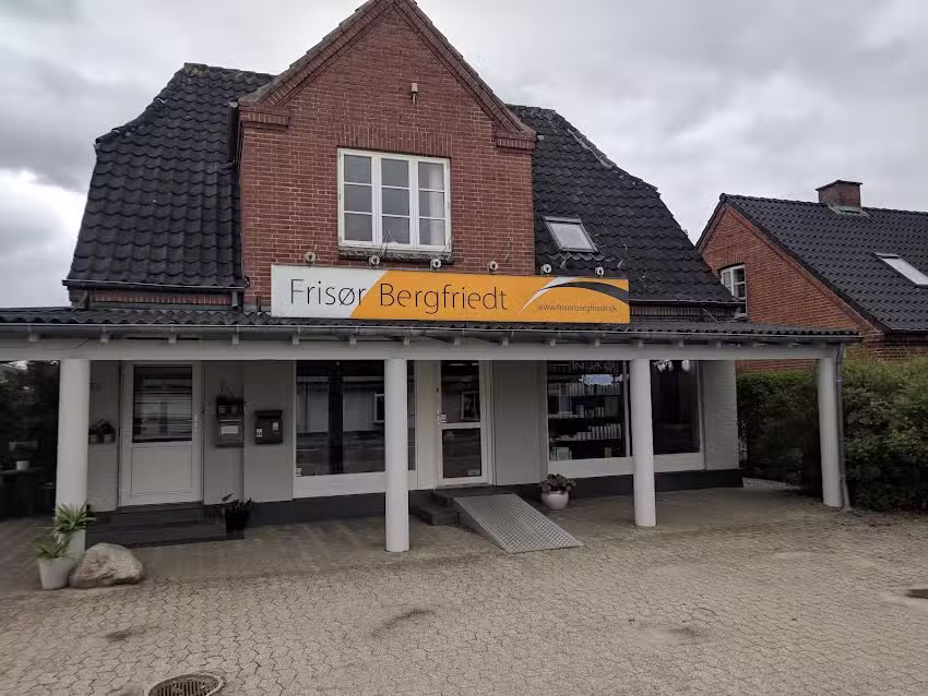 Fris&oslash;r Bergfriedt v Lise Bergfreidt Hyllested