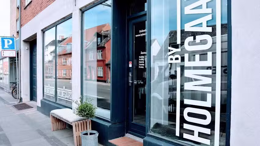 FRIS&Oslash;R BYHOLMEGAARD