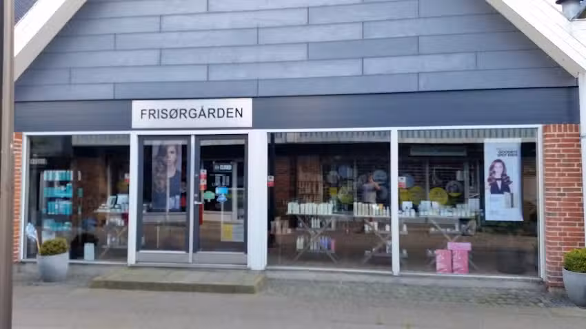 Fris&oslash;rg&aring;rden/ v Janni M&oslash;ller