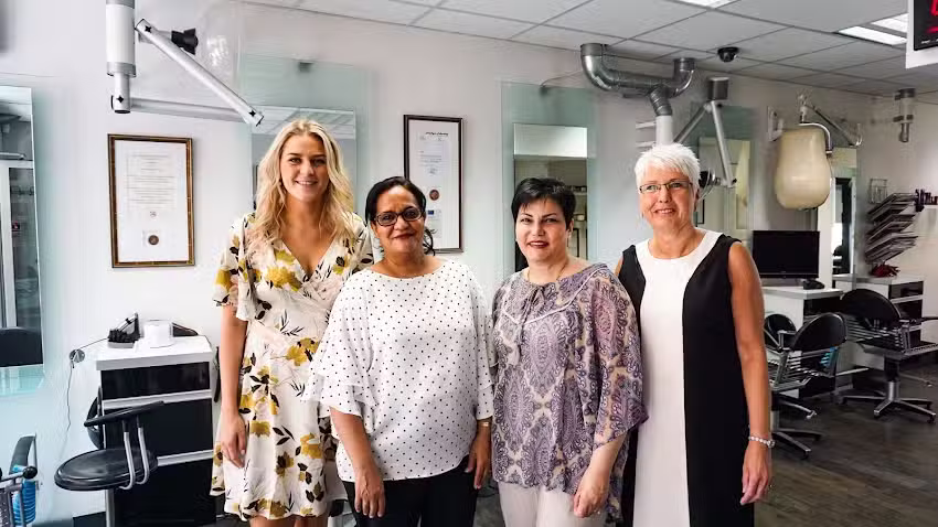 Salon Shade Fris&oslash;r Holb&aelig;k