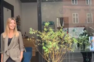 Salon squeeze V. Lisa Christensen